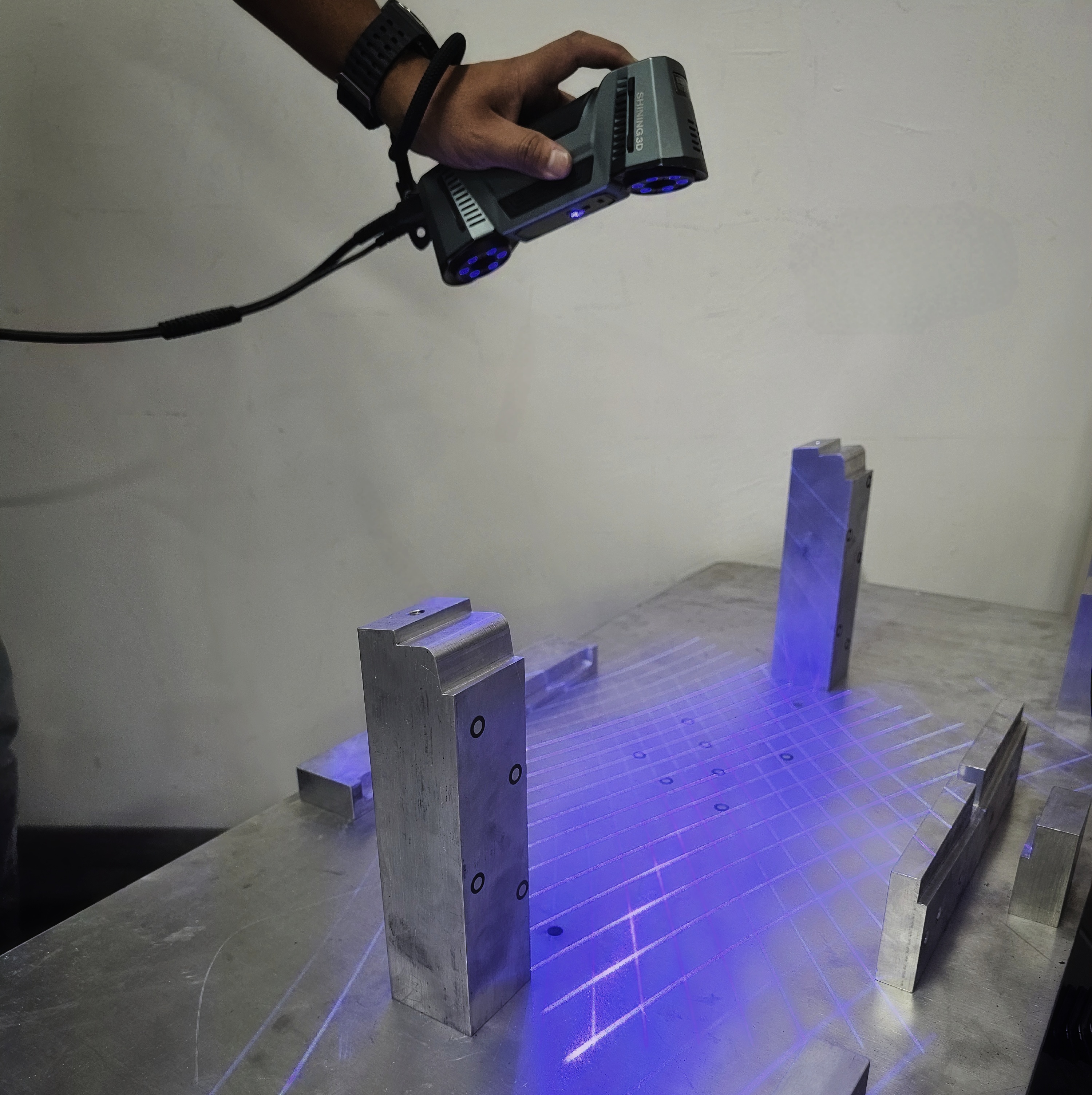 Brazo de escaneo 3D digitalizando una pieza mecánica
