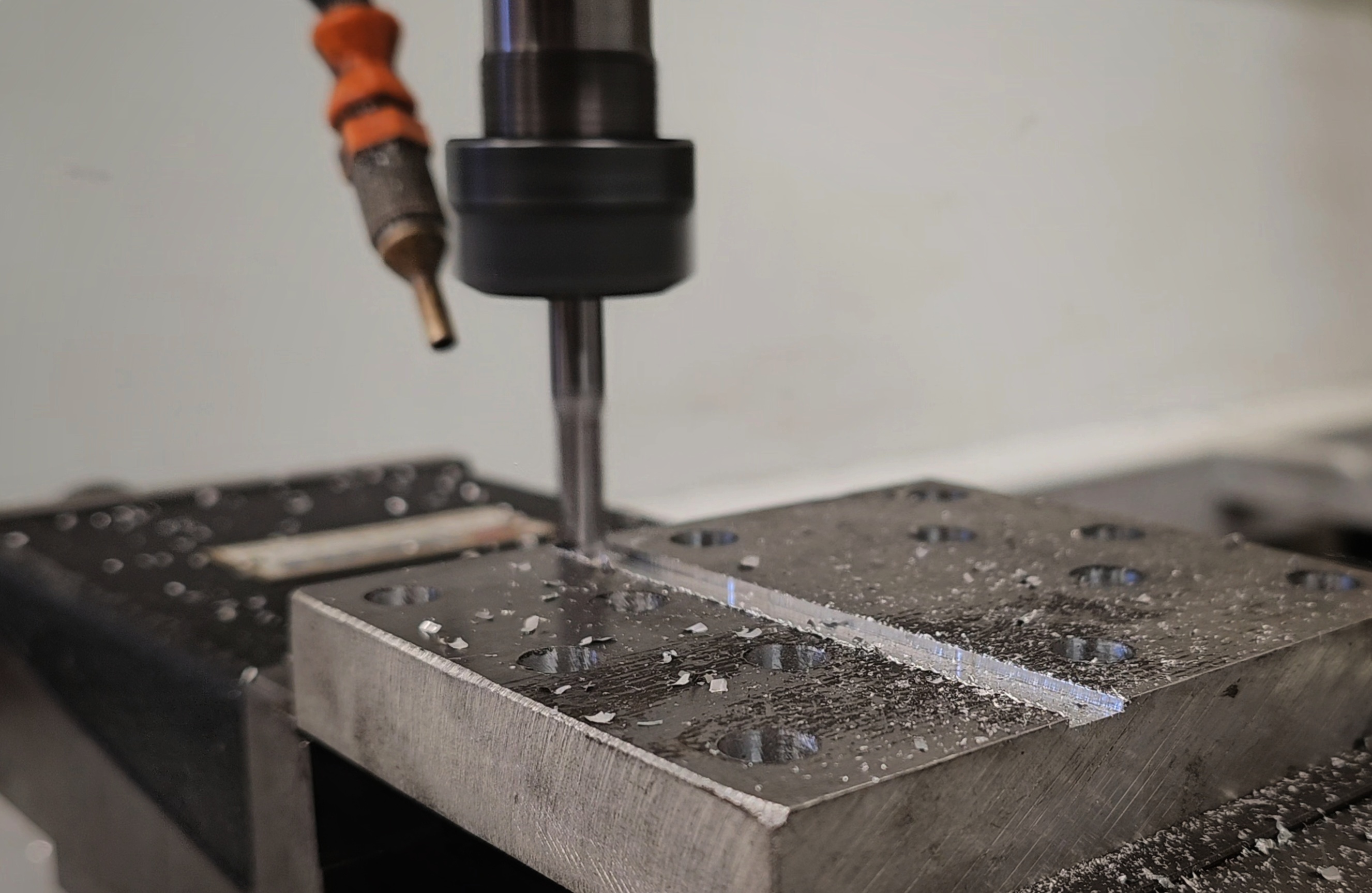 Fresadora CNC trabajando en una pieza metálica