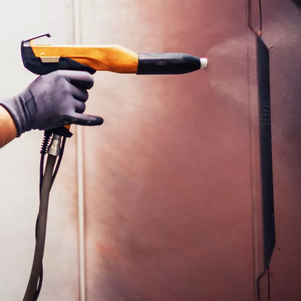 Proceso de pintura electrostática en polvo sobre pieza metálica