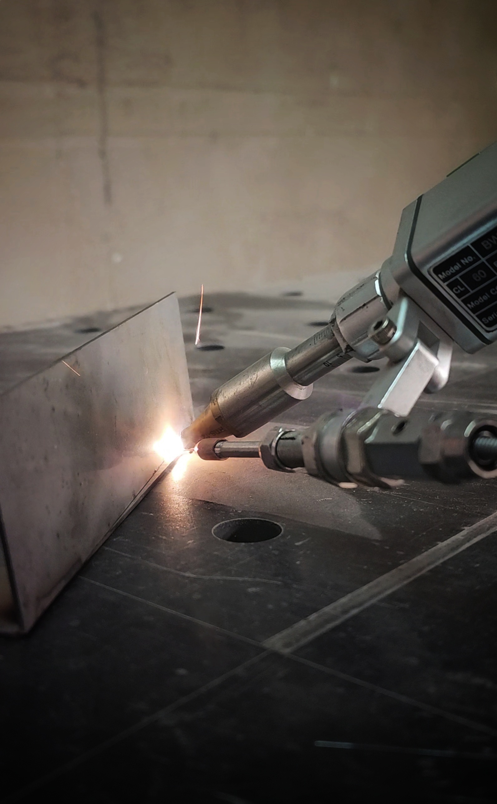 Robot de soldadura en línea de producción